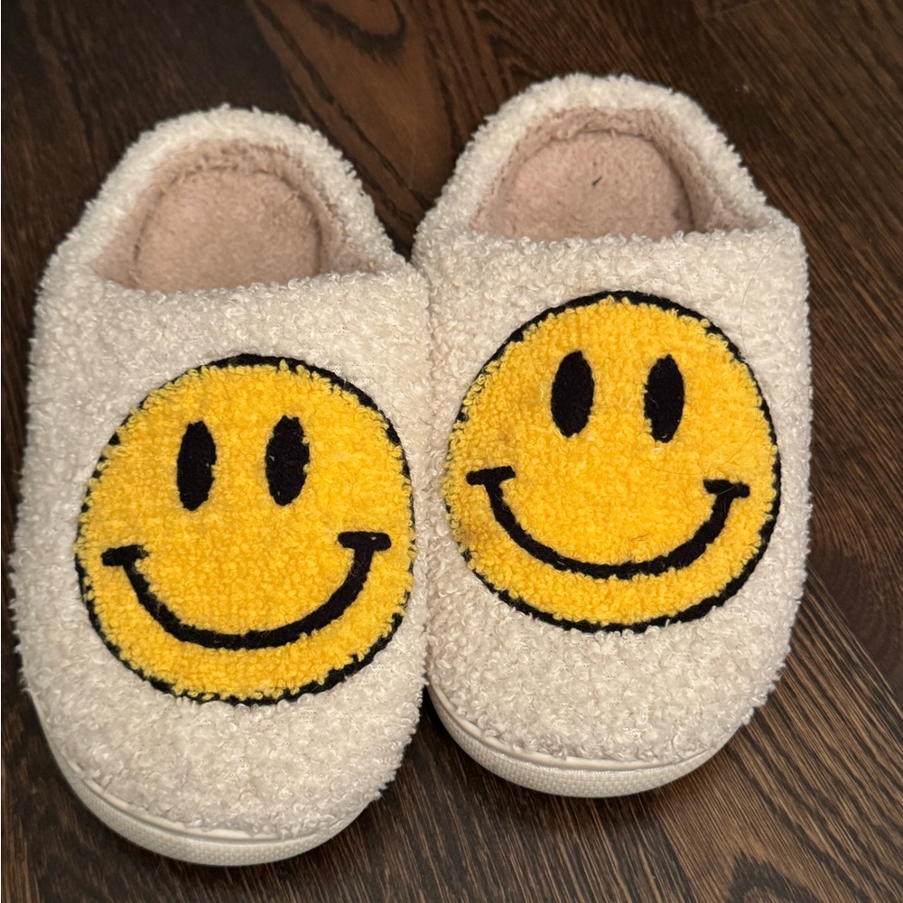 Smiley face slippers, size 7/8